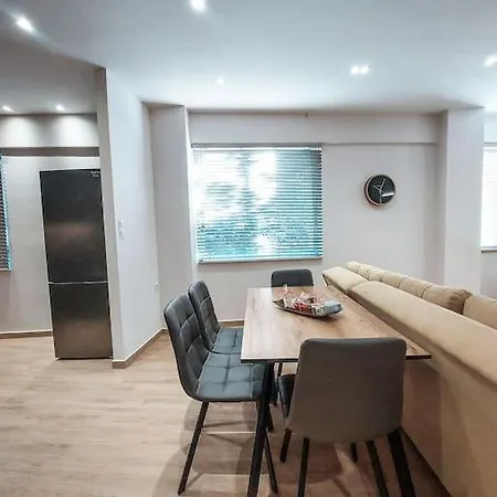 Iris Apartment *